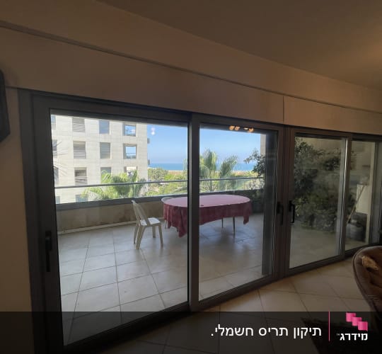 חלונות זכוכית גדולים עם תריסים פנימיים